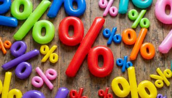 Лучшие скидки и новинки недели: Calvin Klein, Crocs, Uniqlo и TOUS